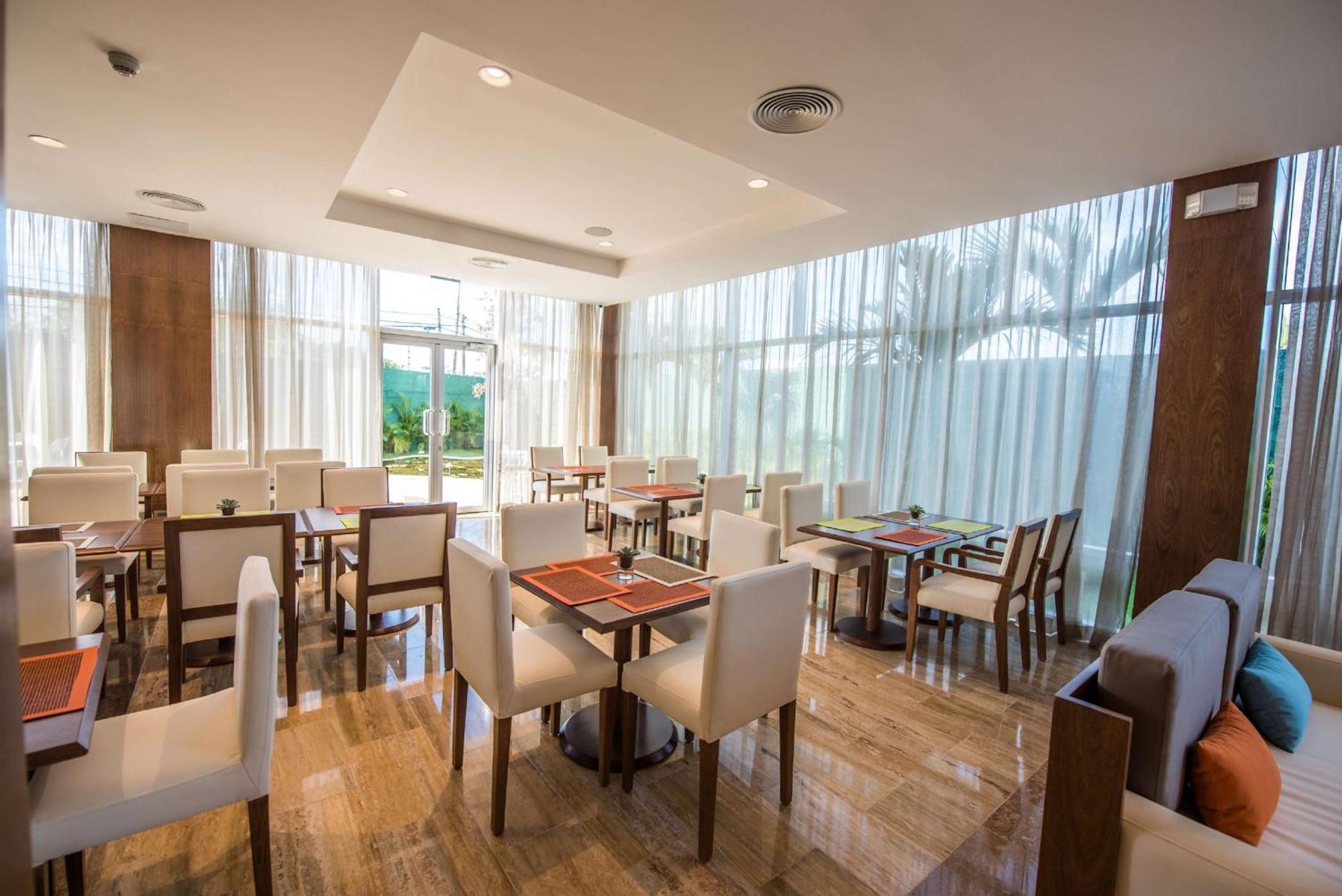 Hampton By Hilton Santo Domingo Airport Hotel โบกา ชิกา ภายนอก รูปภาพ